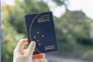 Passaporte 300x200 - Quanto Custa Ir Para Portugal? Todos Os Gastos Que Você Terá