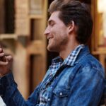 homem sorrindo olhando pro celular 150x150 - Vagas na Nokia em Portugal: contratação de novos profissionais