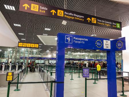 imagem da imigracao no aeroporto de lisboa em portugal 1562704743617 v2 450x337 - 2.000 Vagas de Trabalho em Aeroportos de Portugal